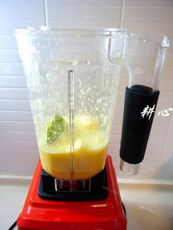 健康美味的鲜榨牛油果苹果橙汁 做法图解4)