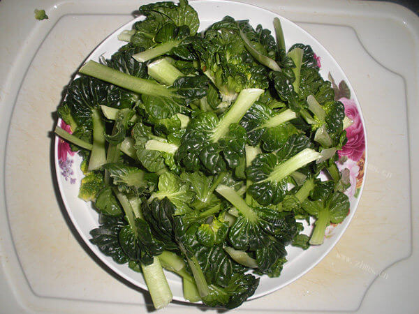 健康可口的菊花菜炒豆制品做法图解1)