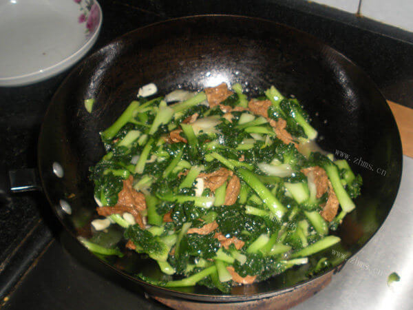 健康可口的菊花菜炒豆制品做法图解6)
