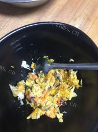 美味的蟹黄鲜虾滑蛋羹做法图解1)