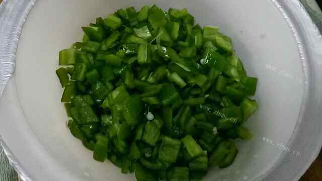 鲜美的洋葱青椒鲜肉包做法图解3)