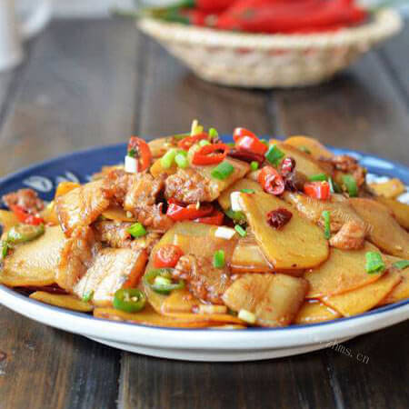 独特的土豆片炒五花肉