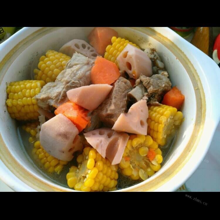 营养美味的玉米胡萝卜莲藕排骨汤做法图解10)