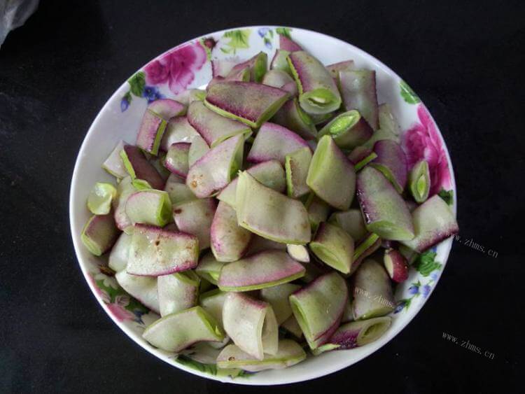 美味的牛肉丁扁豆饭做法图解2)