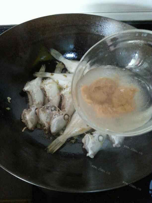 咸梅焖剥皮鱼的做法做法图解6)