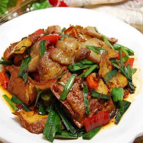 诱人的瘦肉炒蒜苗