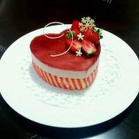 香甜的制作草莓蛋糕