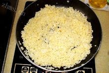 美味的海鲜鸡蛋炒饭做法图解6)