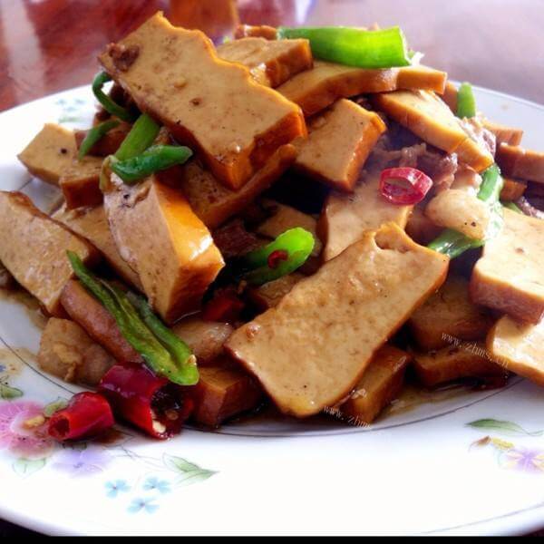 美味的五花肉辣椒炒豆腐