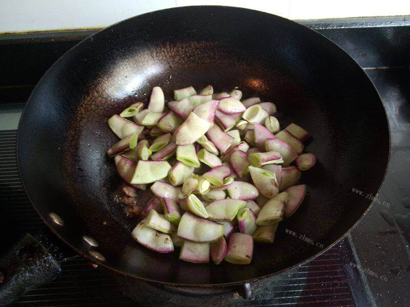美味的牛肉丁扁豆饭做法图解4)