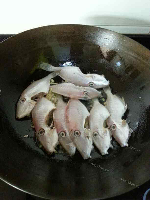 咸梅焖剥皮鱼的做法做法图解5)