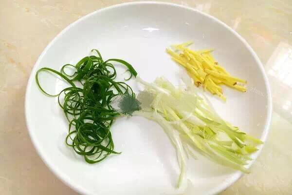 美味的秘制清蒸鱼做法图解4)