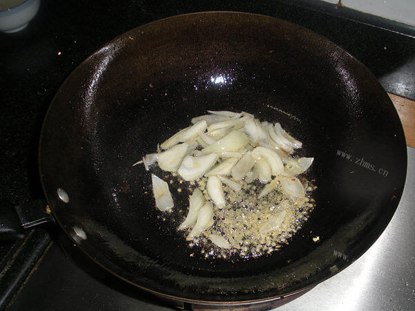 健康可口的菊花菜炒豆制品做法图解2)