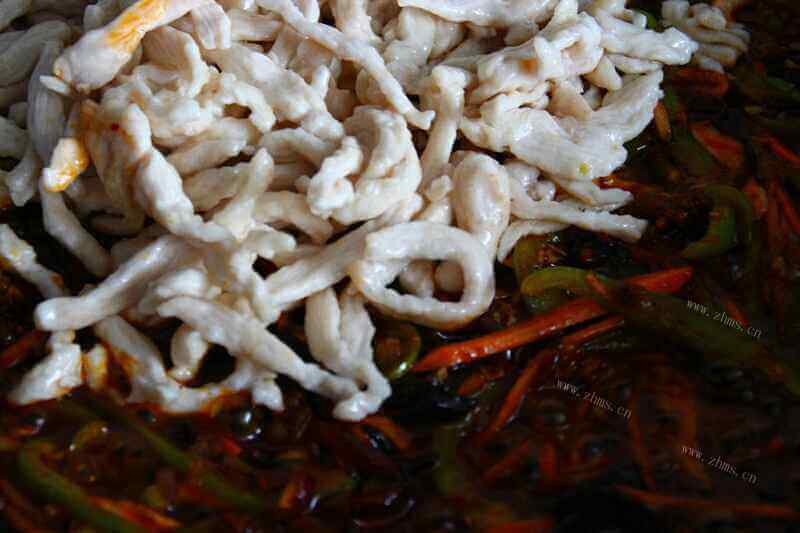 美味的鱼香鸡胸肉做法图解5)
