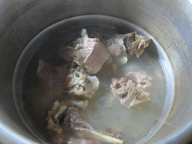 营养健康的青菜豆腐肉骨汤 做法图解7)