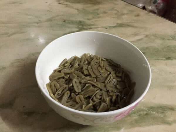 香喷喷香炒鱼面做法图解1)