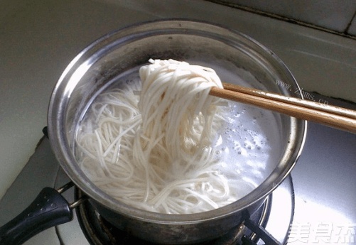 简单又好吃的清汤面的做法做法图解3)