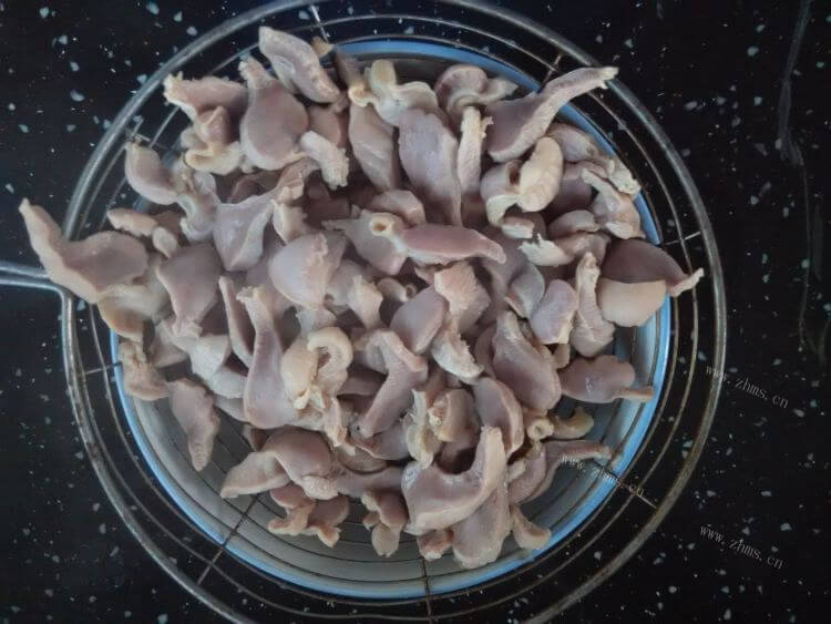 美味的蒜薹爆鸡胗做法图解5)