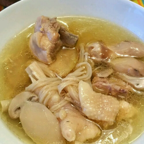 美味的黄芪煮鸡