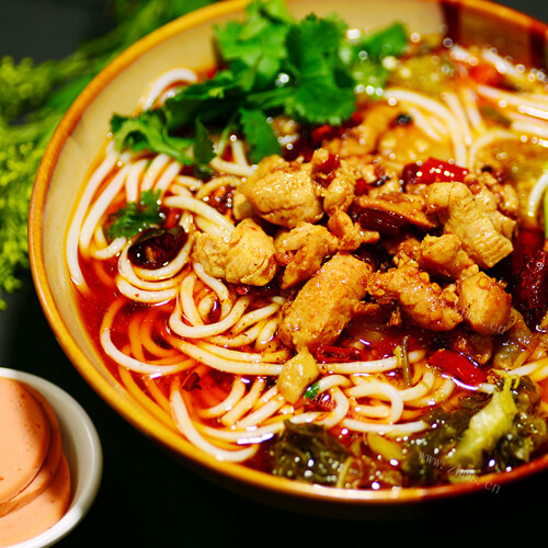 美味的麻辣鸡丁米线