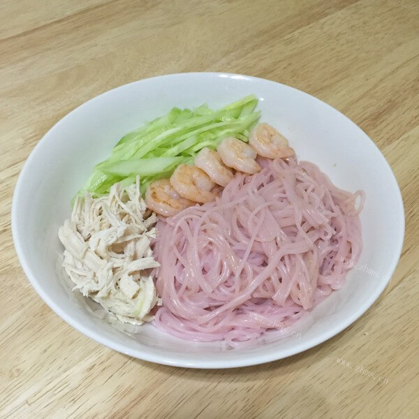 五香鸡丝炒拉皮的做法 