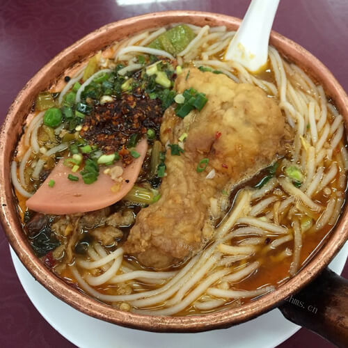 美味的酸汤鱼米线