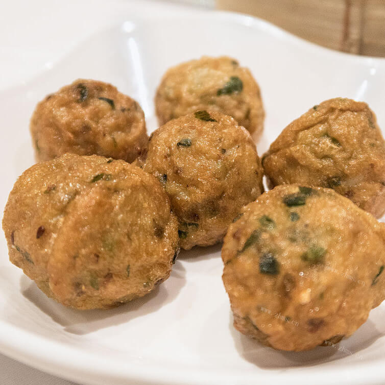 美味的的炸猪肉丸子的做法