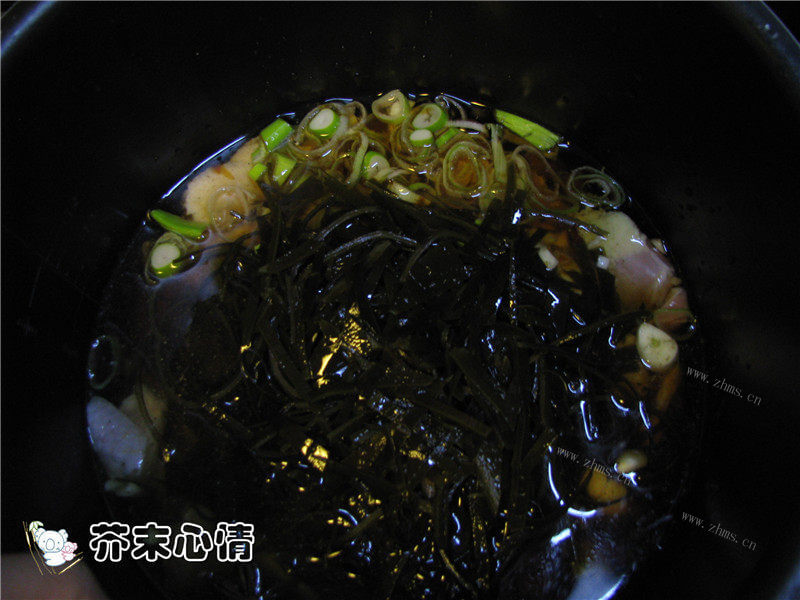 美味的鸡腿海带汤做法图解4)