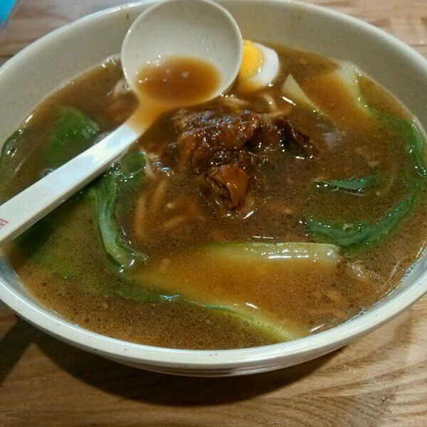 美味的牛肉面汤 