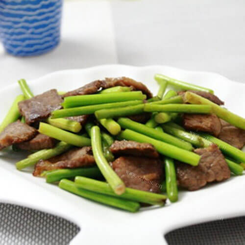 孩子爱吃牛肉炒蒜苔