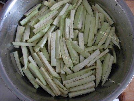 美味的培根蒜香茄子 做法图解1)