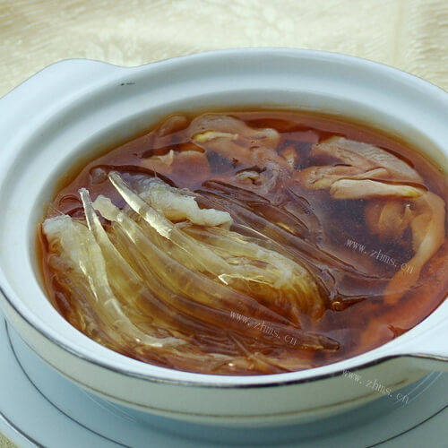 美味的红烧鸡丝翅