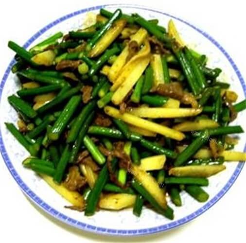 美味的蒜苔炒土豆条的做法