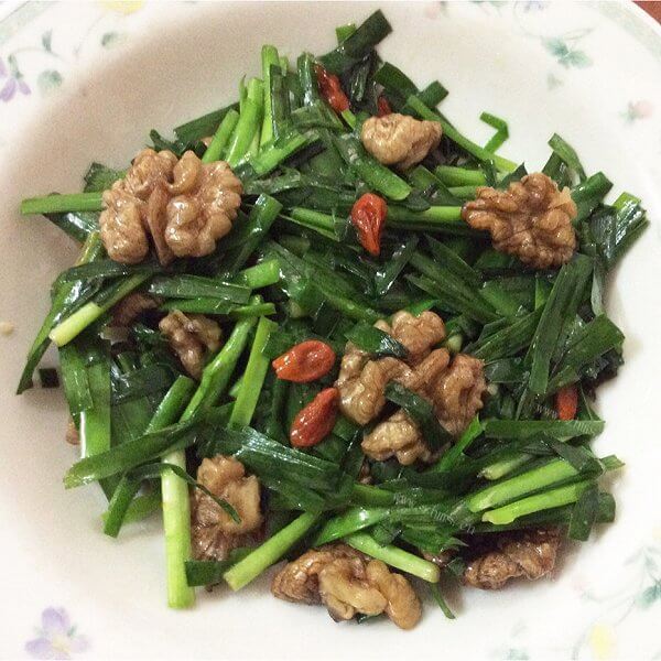 好吃的核桃炒韭菜
