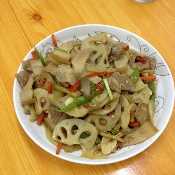 美味的肉片炒藕