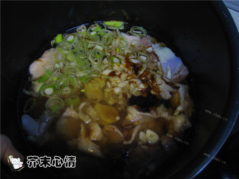 美味的鸡腿海带汤做法图解3)