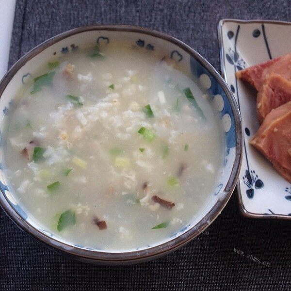 热腾腾的羊肉韭菜粥