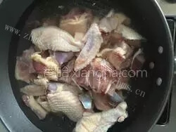 好吃鸡肉炖粉条做法图解4)