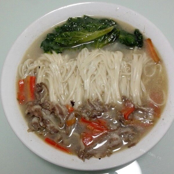 美味的羊肉汤面