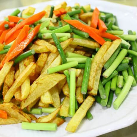 好吃的蒜薹土豆条