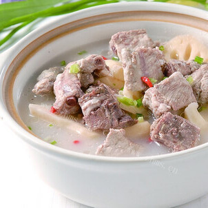 美味的排骨炖芋头