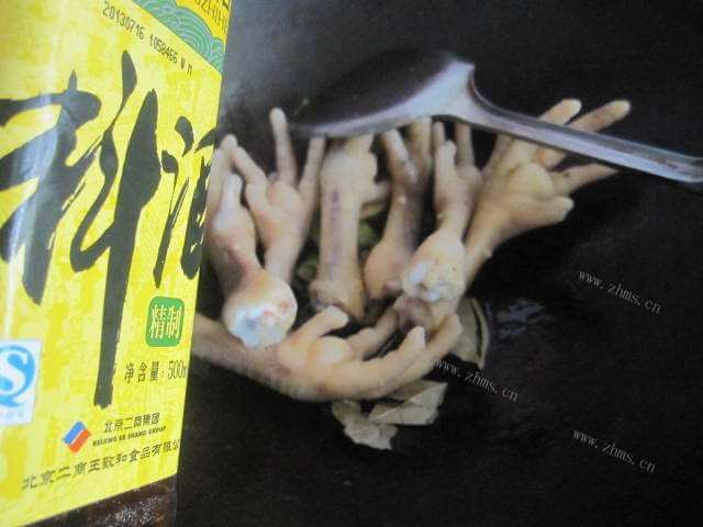 美味的腐乳酱凤爪做法图解6)