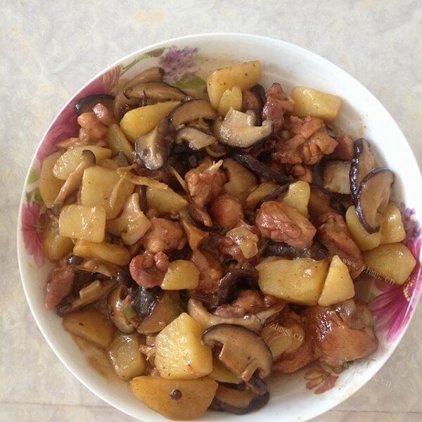 美味的香菇土豆炖鸡腿