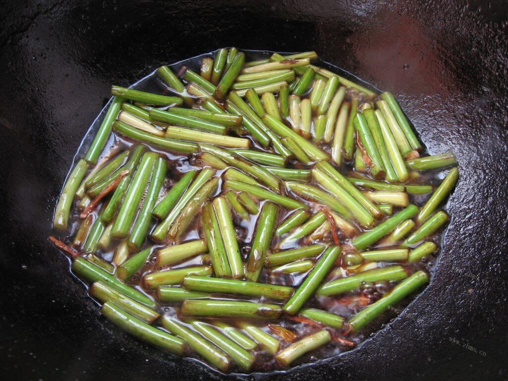 美味的蒜薹鸡蛋炒饼做法图解6)
