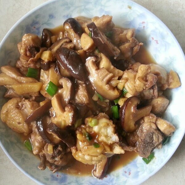 家常鸡腿炒香菇