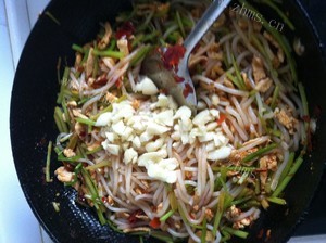 诱人的鸡肉炒米粉的做法做法图解7)