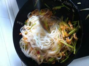 诱人的鸡肉炒米粉的做法做法图解6)