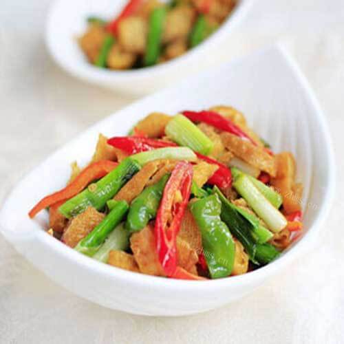 美味的油豆腐炒蒜苗