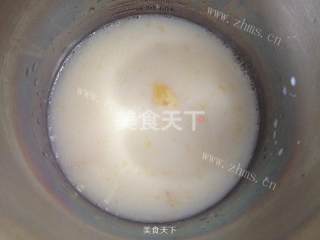 美味的奶香橙汁做法图解5)