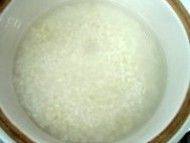 美味的广是腊肠煲仔饭 做法图解2)